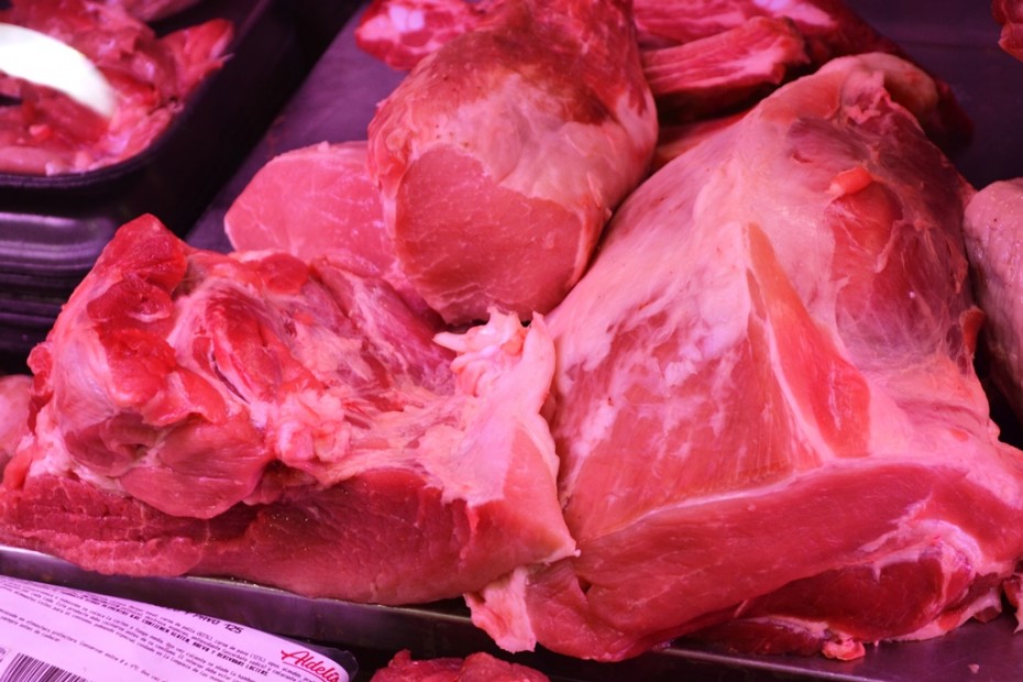 Delicioso jamón de cerdo. En el mercado de Almería.