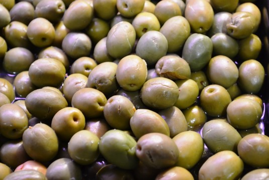 Estupendas aceitunas verdes al romero. A granel en el mercado de Almería.