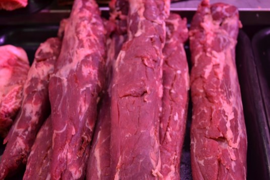 Delicioso solomillo ibérico de cerdo de bellota en el mercado de Almería